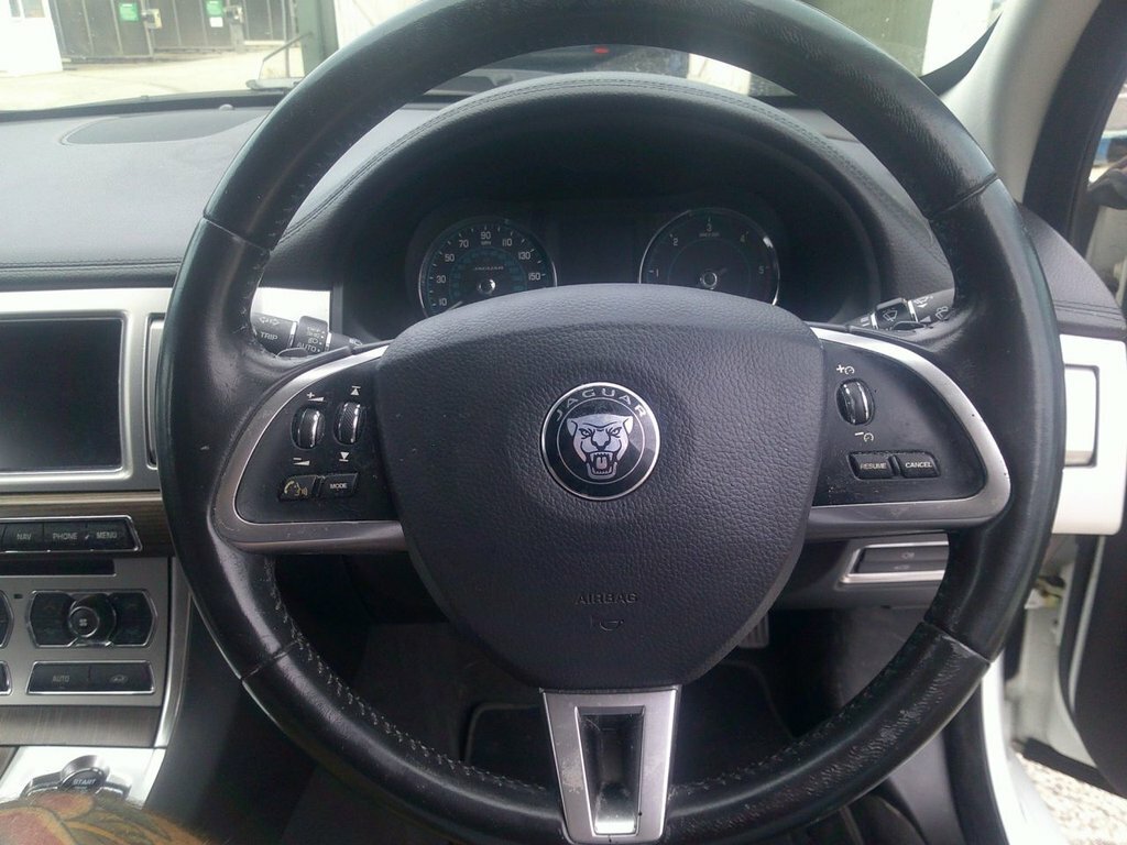 Jaguar XF D V6 Luxury Sportbrake White #7