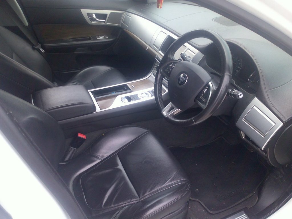 Jaguar XF D V6 Luxury Sportbrake White #15