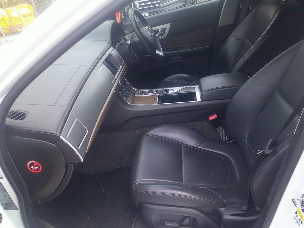 Jaguar XF D V6 Luxury Sportbrake White #9