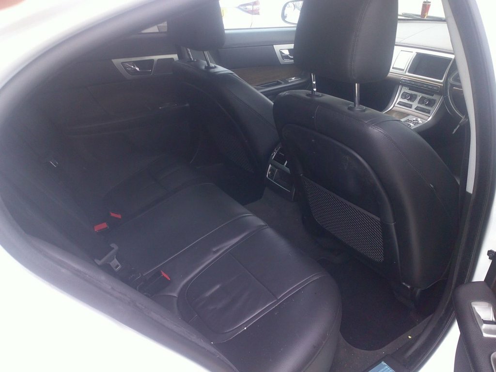 Jaguar XF D V6 Luxury Sportbrake White #24