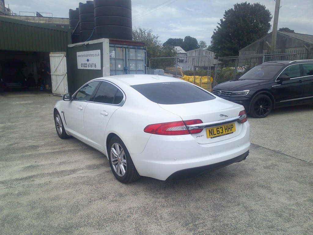 Jaguar XF D V6 Luxury Sportbrake White #23