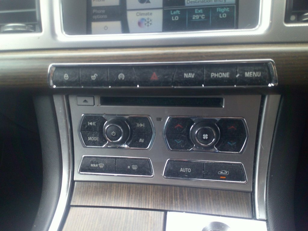 Jaguar XF D V6 Luxury Sportbrake White #14