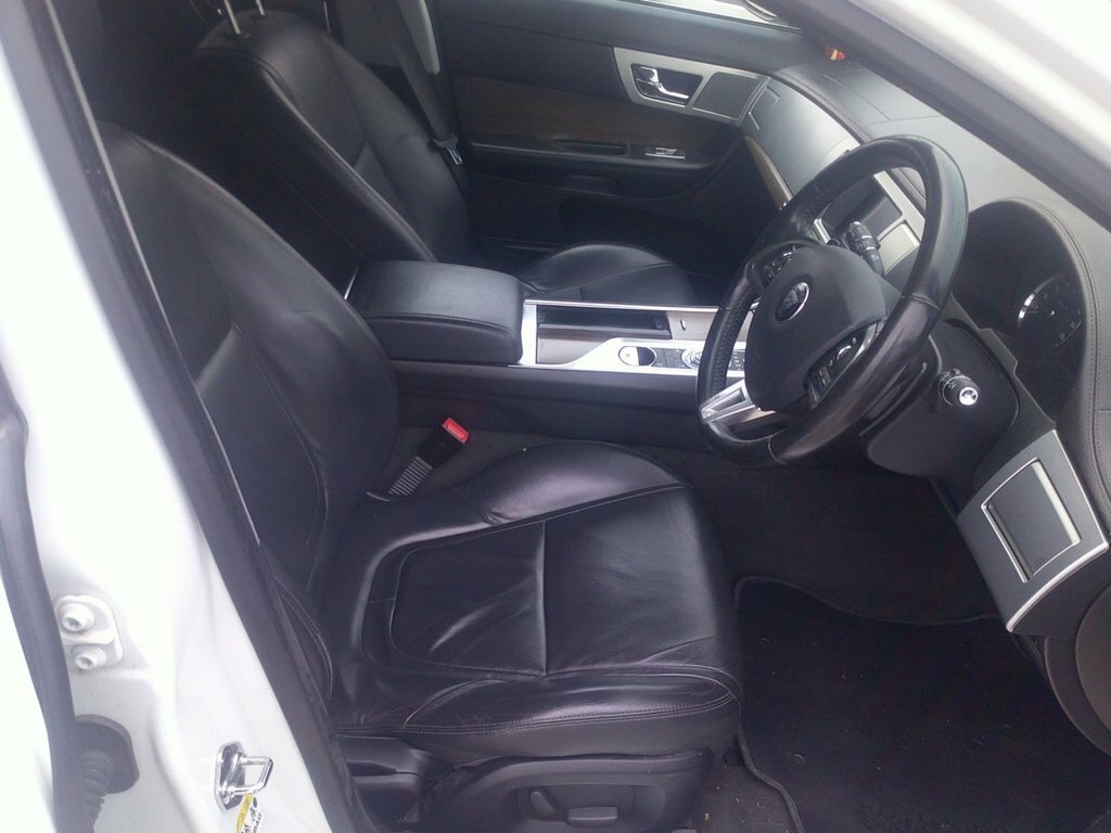 Jaguar XF D V6 Luxury Sportbrake White #25