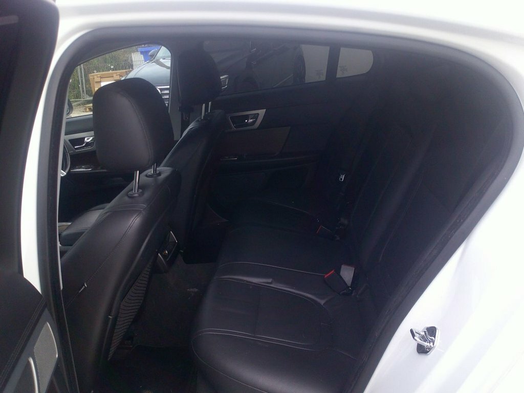 Jaguar XF D V6 Luxury Sportbrake White #13