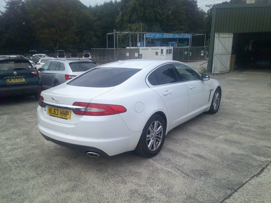 Jaguar XF D V6 Luxury Sportbrake White #11