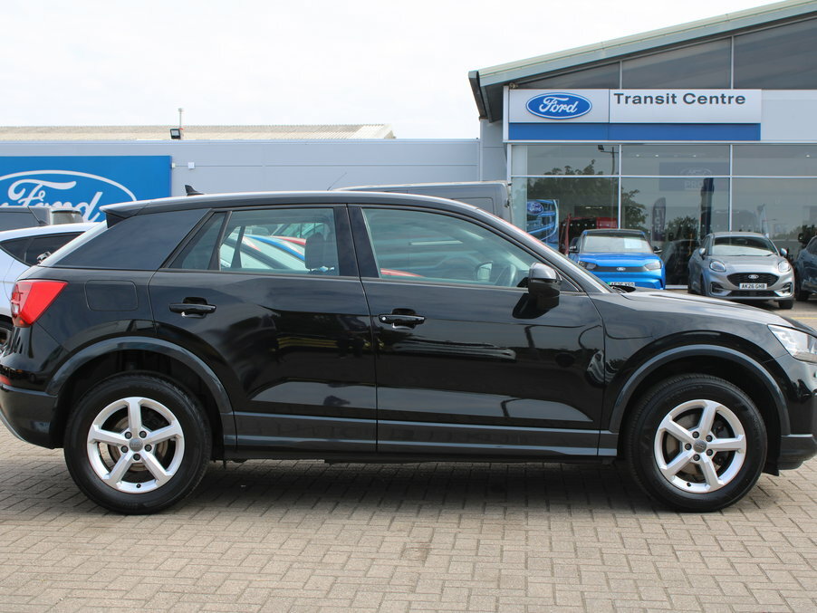 Audi Q2 30 Tfsi Technik Black #4