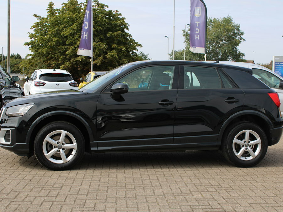 Audi Q2 30 Tfsi Technik Black #3