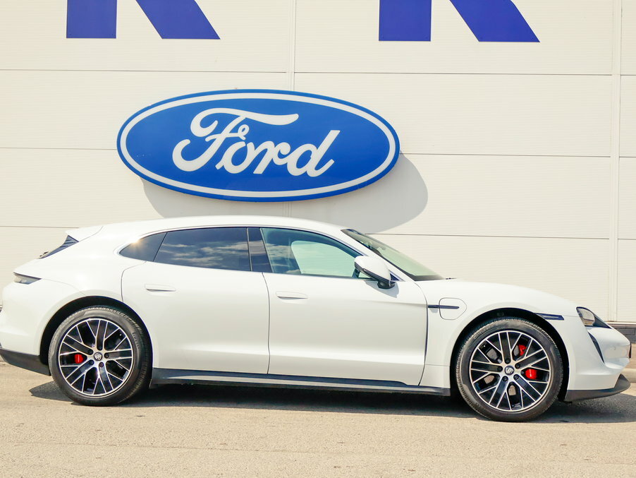 Porsche Taycan 420Kw 4S 93Kwh VE23UYR White #3