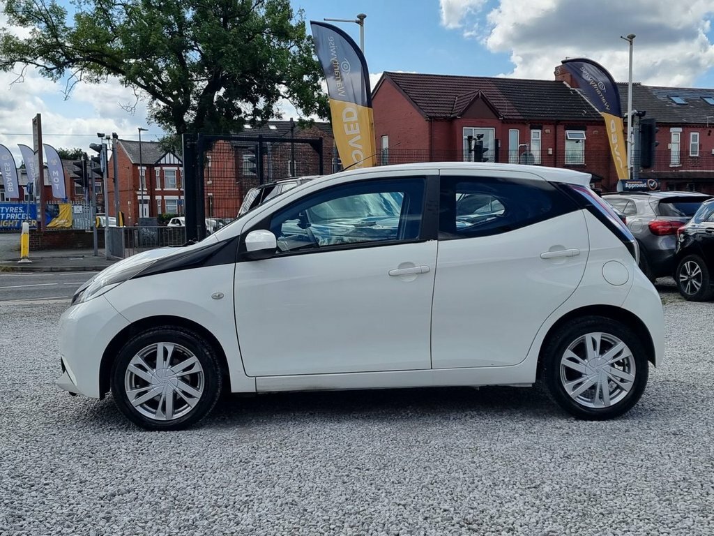 Toyota Aygo 1L X-pression White #6