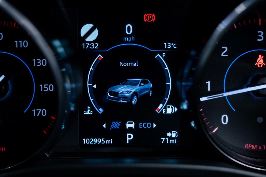 Jaguar F-Pace 2016 2.0 D180 R-sport Awd Euro 6 Ss Black #18
