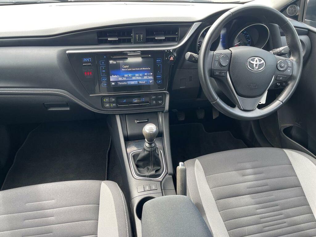 Toyota Auris 1.2T Icon  #10