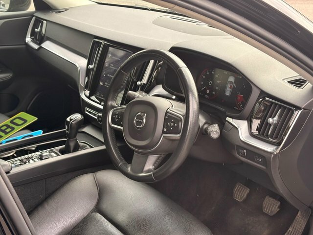 Volvo V60 2020 2.0 D3 Momentum Plus Euro 6 Ss Black #4