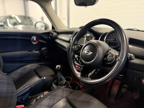 Mini Hatch 1.5 Cooper Red #4