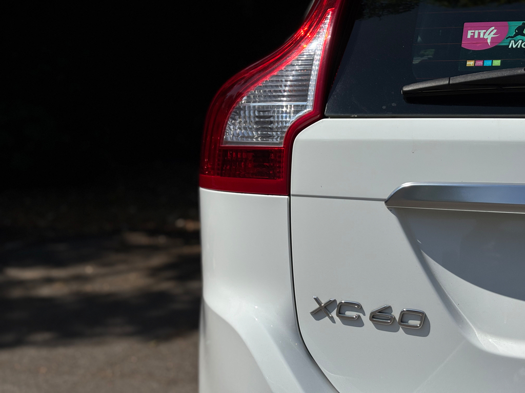 Volvo XC60 D4 190 R Design Lux Nav Awd SF66BDS White #6