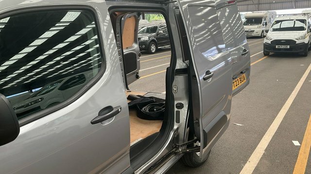 Peugeot E-Partner Peugeot E- Standard 800 100Kw 50Kwh Professional P Black #8