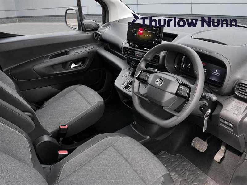 Vauxhall Combo Life 100Kw Design XL 50Kwh 7 Seat Estate Green #13