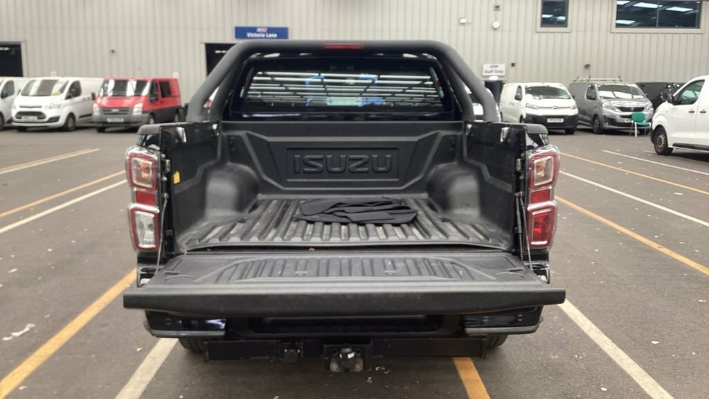 Isuzu D-Max 1.9L V-cross Black #6