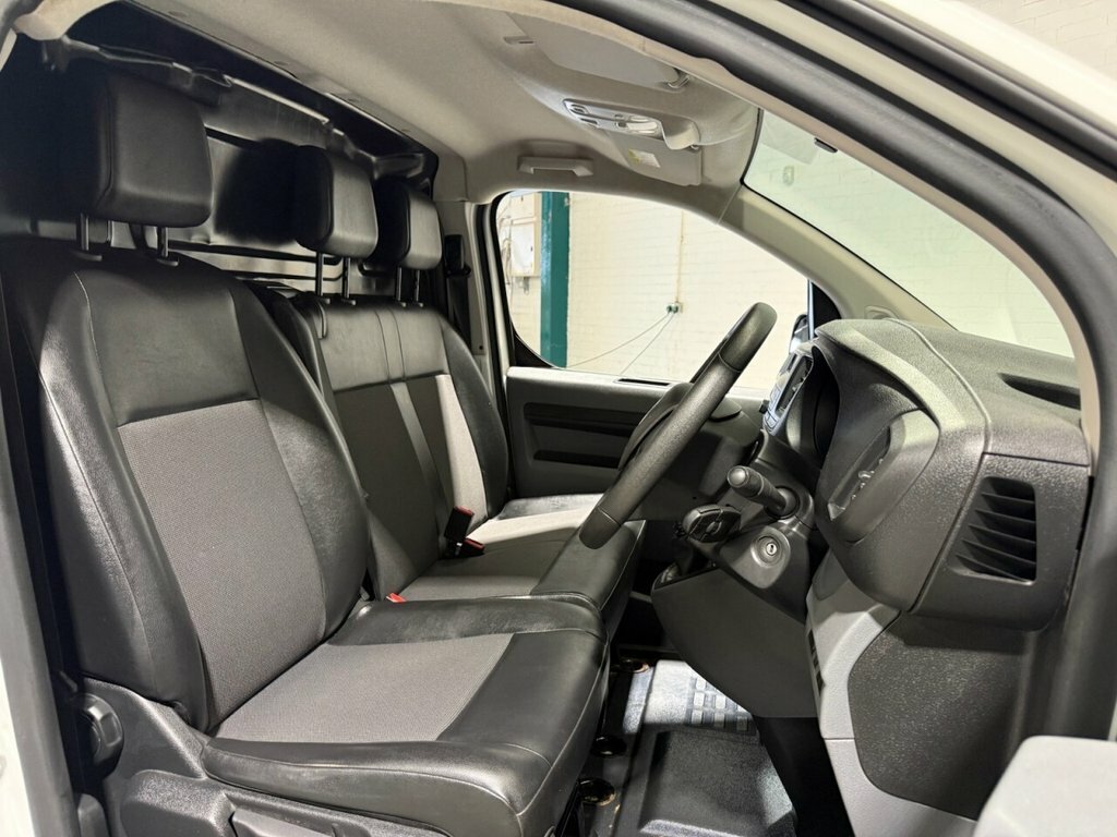 Vauxhall Vivaro 1.5L Edition White #5