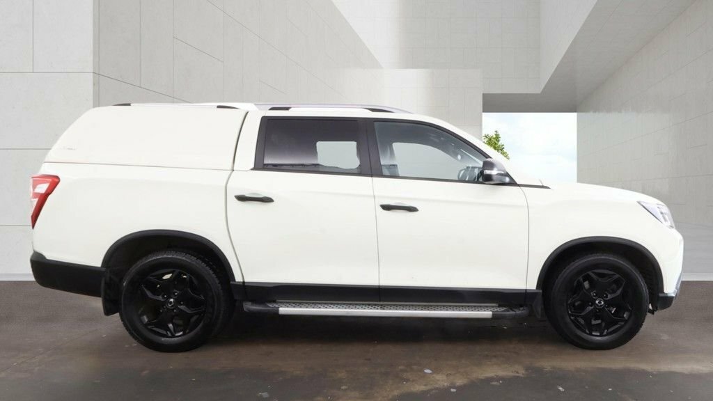 SsangYong Musso 2.2L Saracen YX24LYV White #5