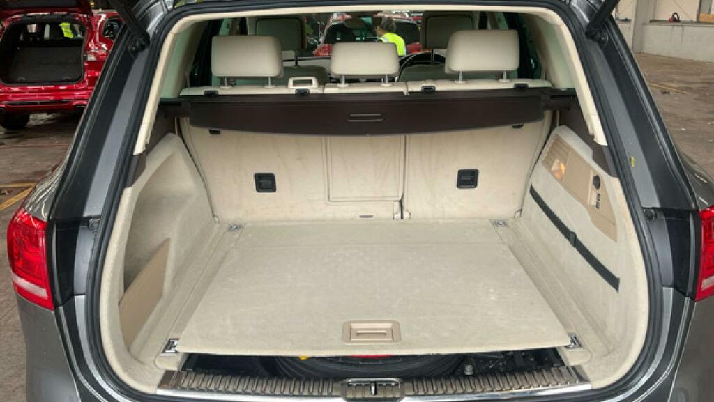 Volkswagen Touareg Suv White #7