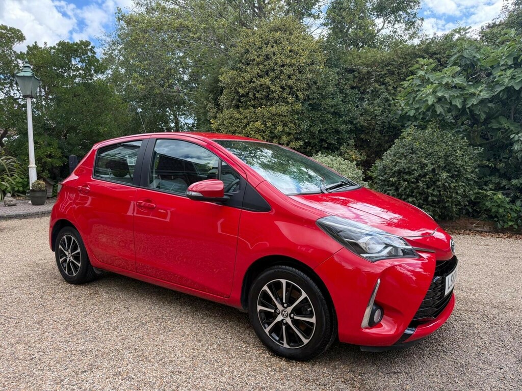 Toyota Yaris 1.5 Vvt-i Icon Tech Euro 6 LS69HJY Red
