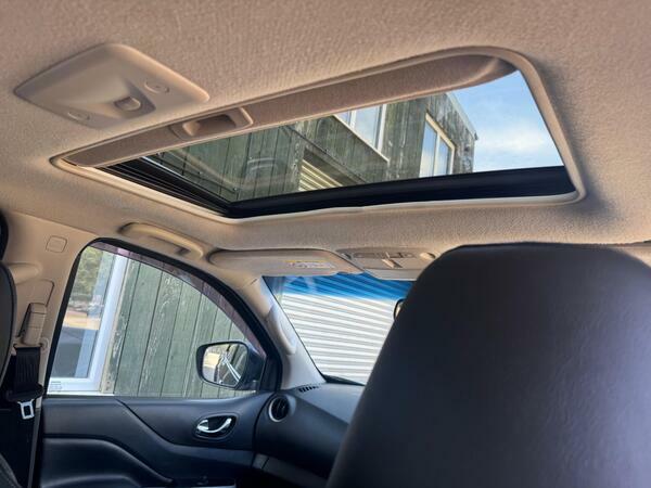 Nissan Navara Pickup White #9