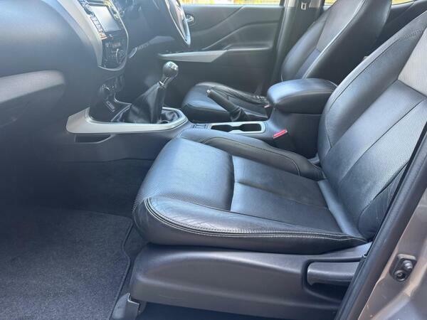 Nissan Navara Pickup White #28