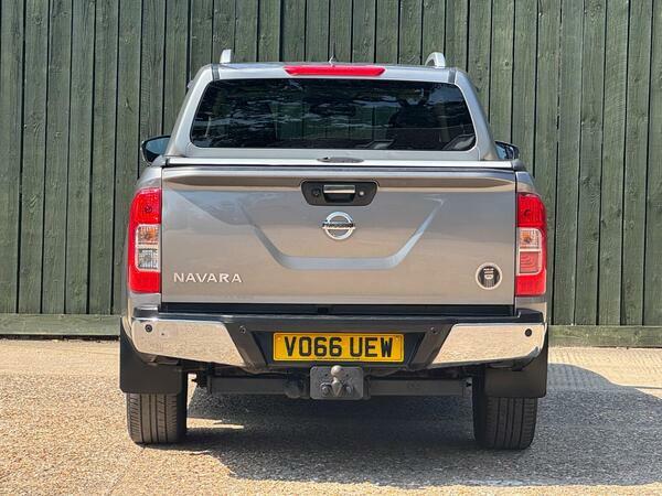 Nissan Navara Pickup White #13