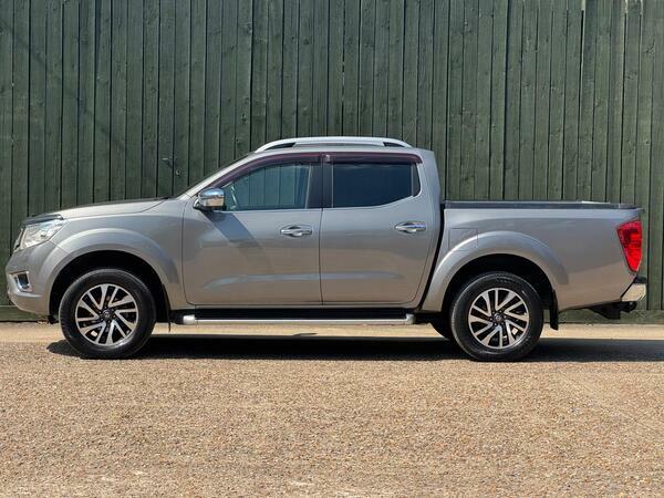 Nissan Navara Pickup White #7