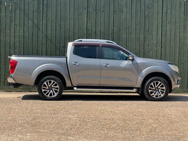 Nissan Navara Pickup White #10