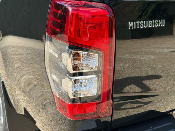 Mitsubishi L200 2.2 Di-d Dc Barbarian Pickup Double Cab White #41