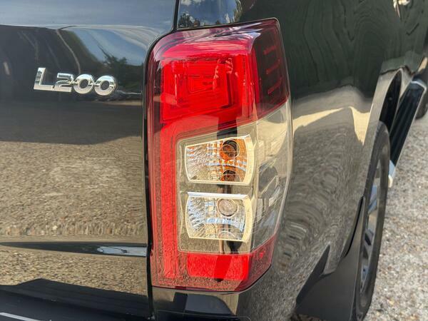 Mitsubishi L200 2.2 Di-d Dc Barbarian Pickup Double Cab White #42