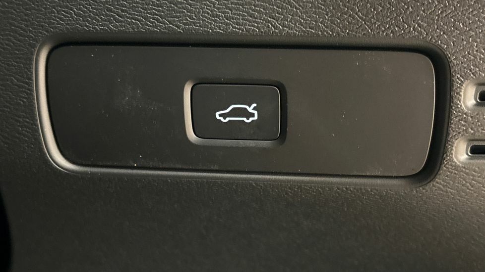 Volvo XC40 B4 Ultra Dark Mhev Sun Roof 21 Alloys Pilot Assi White #29