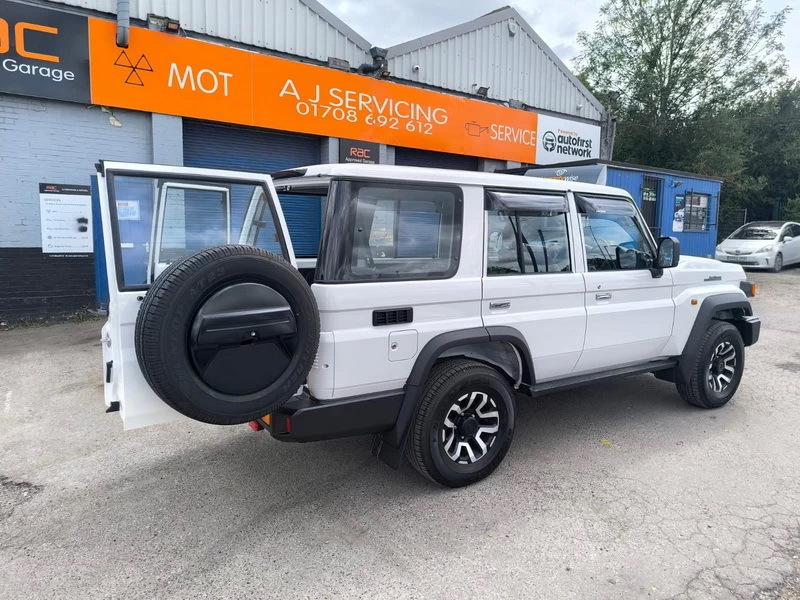Toyota Land Cruiser 2.8 202525 76 Ax Suv 5 Seats 6D White #5