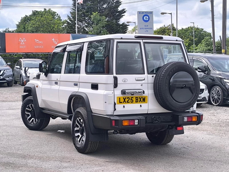 Toyota Land Cruiser 2.8 202525 76 Ax Suv 5 Seats 6D White #4