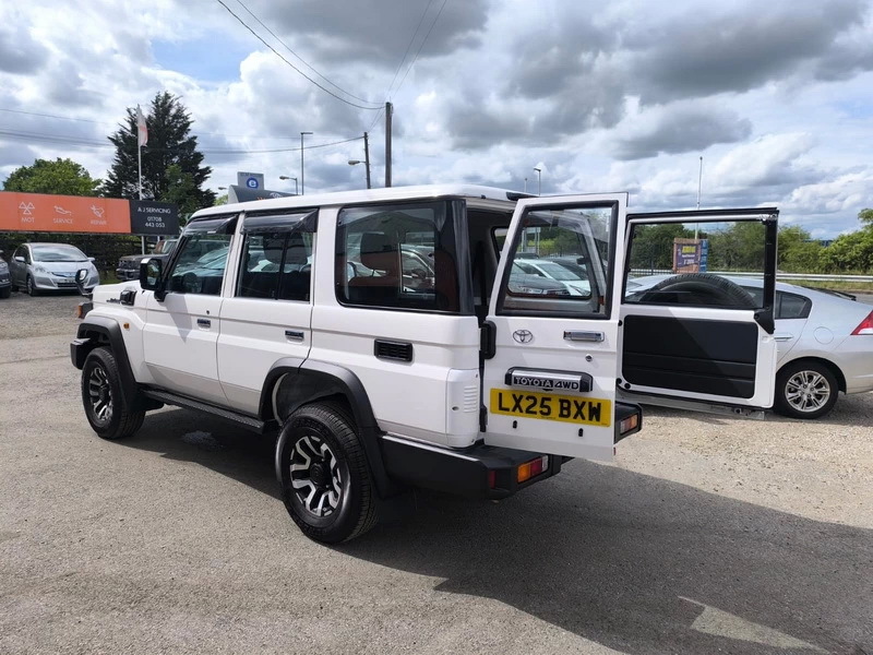 Toyota Land Cruiser 2.8 202525 76 Ax Suv 5 Seats 6D White #6