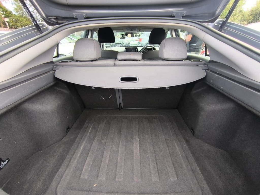 Hyundai Ioniq Premium White #27