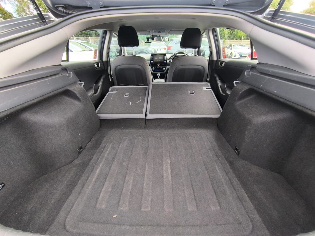 Hyundai Ioniq Premium White #29