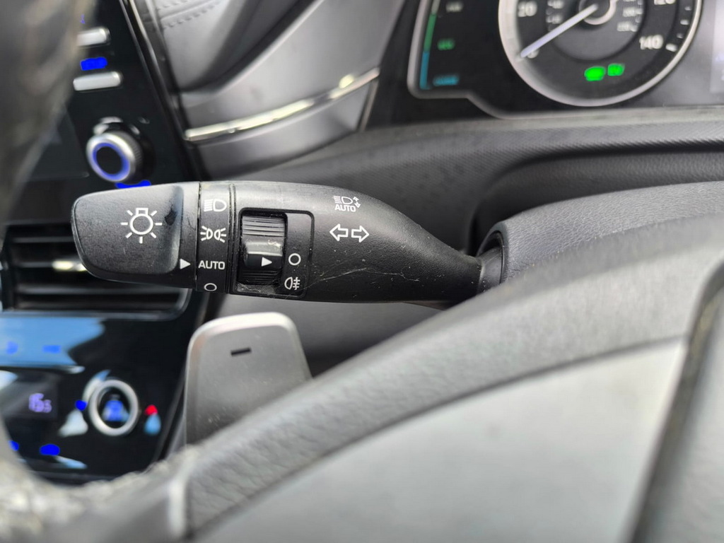 Hyundai Ioniq Premium White #17
