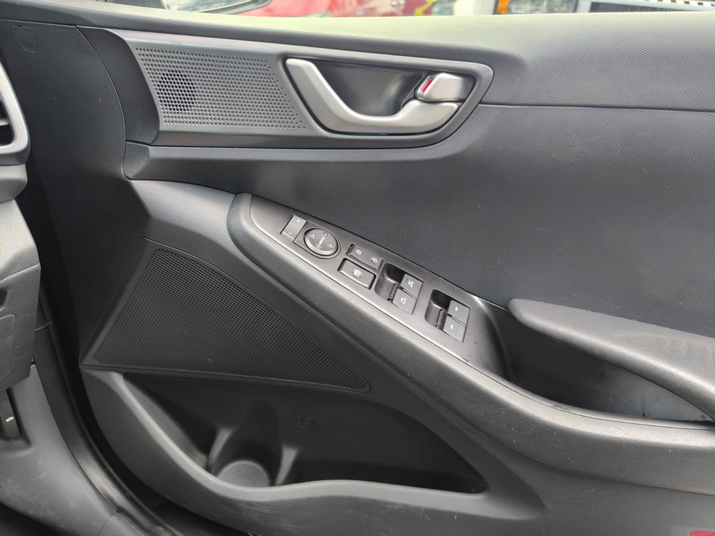 Hyundai Ioniq Premium White #23