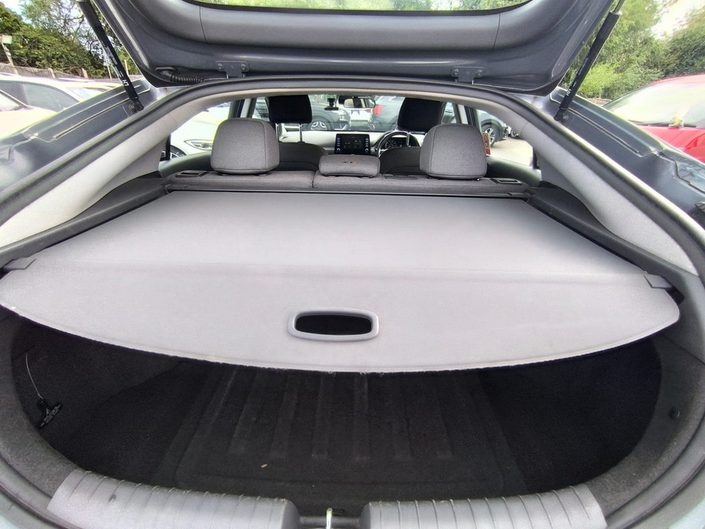 Hyundai Ioniq Premium White #28