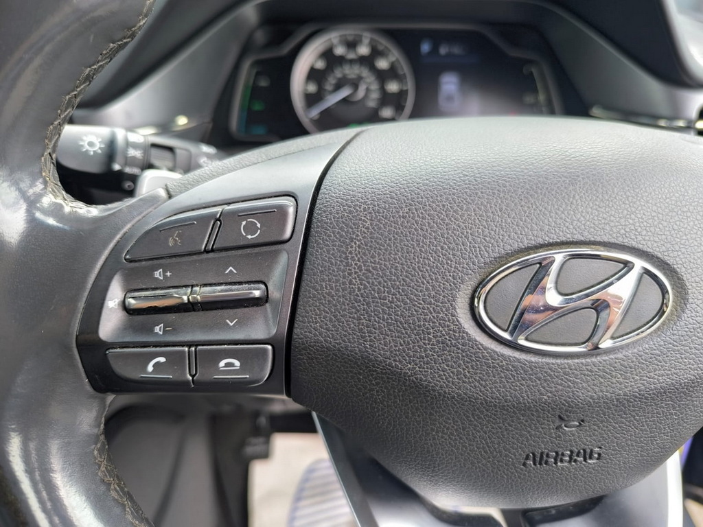 Hyundai Ioniq Premium White #19