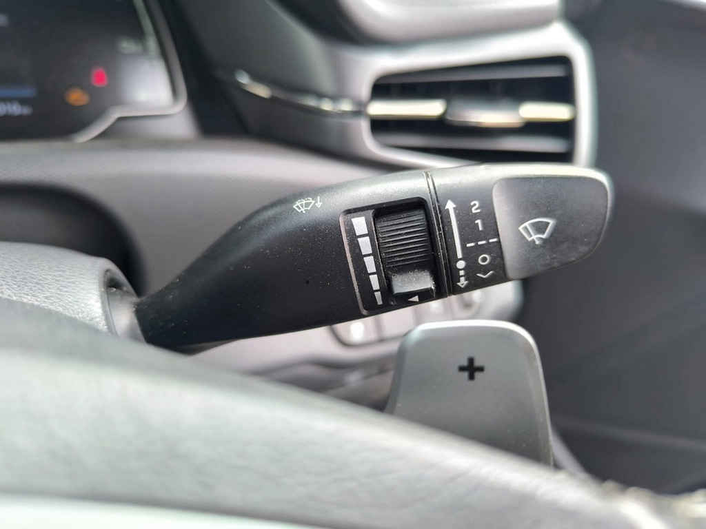 Hyundai Ioniq Premium White #18