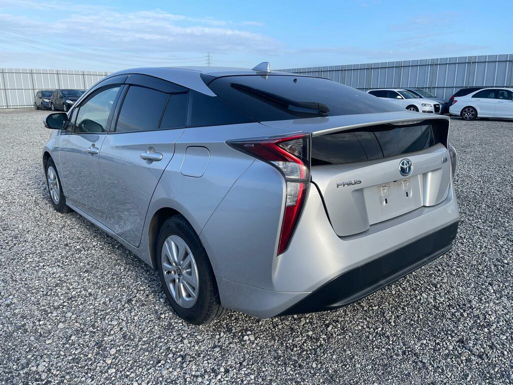 Toyota Prius 1.8 Hybrid 201818 5 Seats Ulez Free Fresh I Silver #4