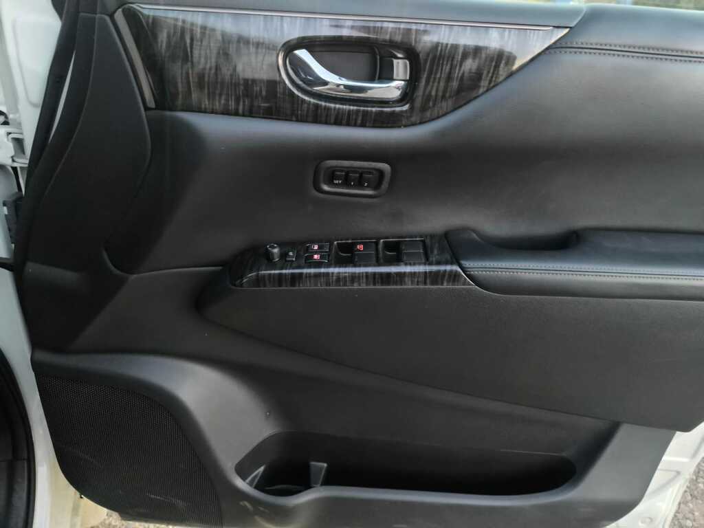 Nissan Elgrand 250 Highway Star Urban Selection White #24