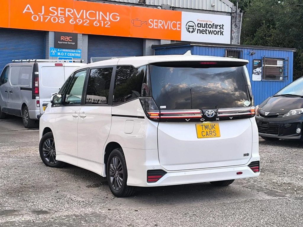 Toyota Voxy 1.8 Hybrid 202525 S-g 8 Seats Ulez Free Fre White #4