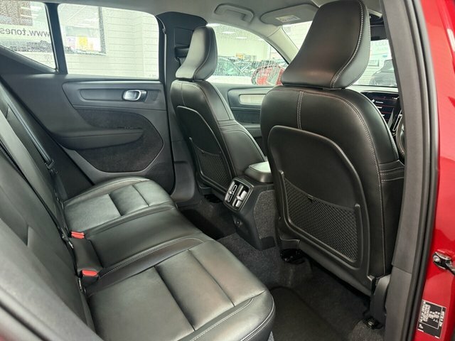 Volvo XC40 Suv Red #4