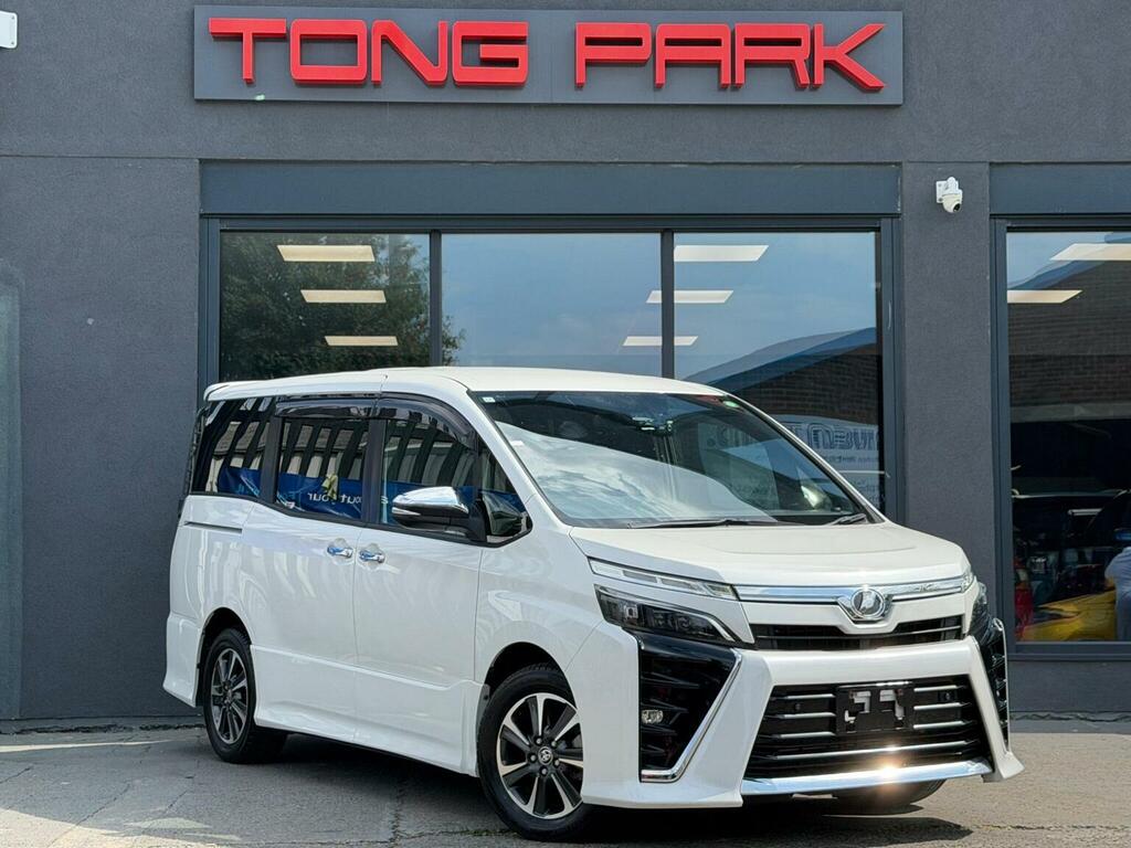 Toyota Voxy Mpv 2.0 Zs Kirameki II 202171 White