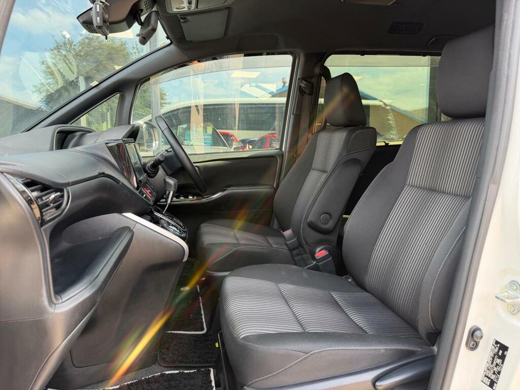 Toyota Voxy Mpv 2.0 Zs Kirameki II 202171 TEMP104 White #4