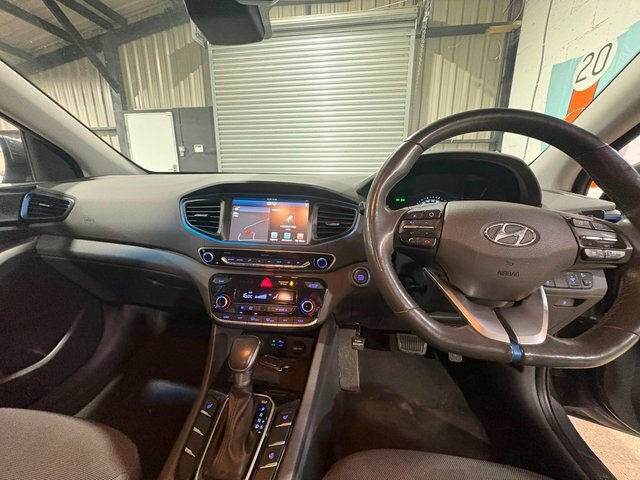 Hyundai Ioniq Se White #12
